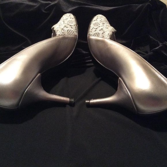 STUART WEITZMAN 2 1/2" 'Chantelle'heels: Silver Leather, lace, Crystals.Size 6.5 - Picture 9 of 10